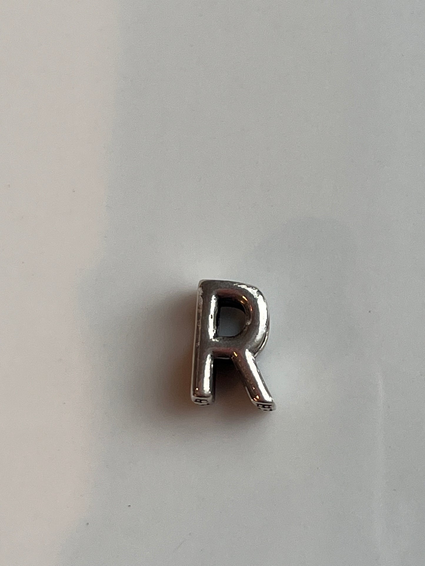 Inicial pasante R pasante 2 caras en plata 925