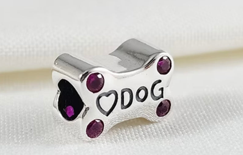 Charm pasante Love Dog con 8 circonias 4 de cada lado en plata 925