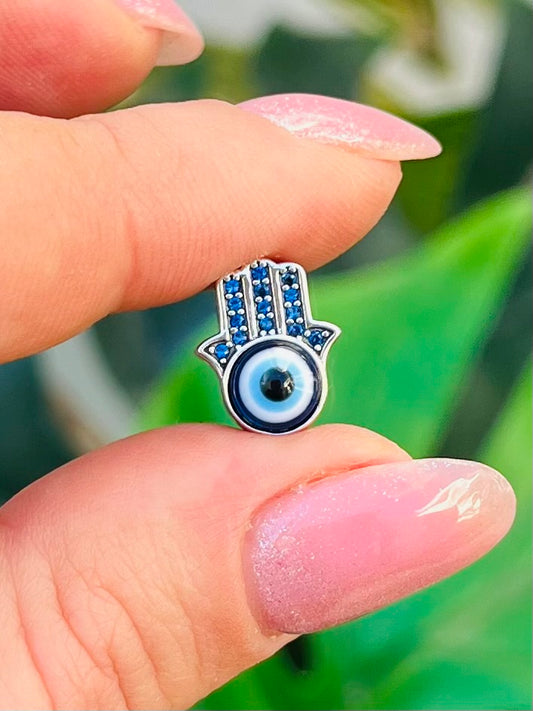 Mano protectora con ojo protector en 3D