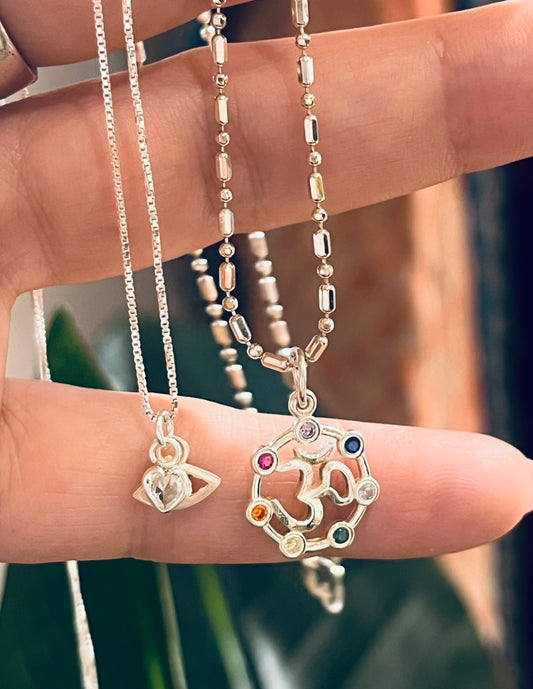 Cadena símbolo de OM 7 chakras en plata 925 y circonias