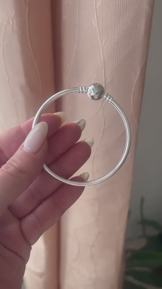 Pulsera Rígida con broche de constelaciones y estrellas grabadas